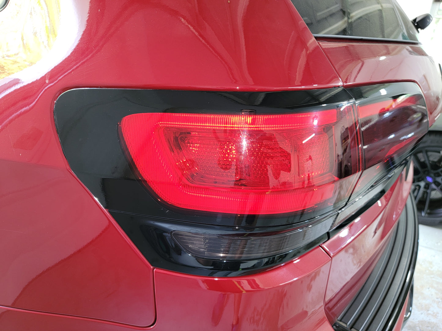 14-21 Jeep Grand Cherokee Taillight Outline (Gloss Black)